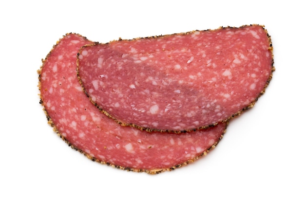 Fette di salame isolate su bianco