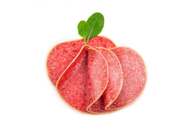 Fette di salame isolati.