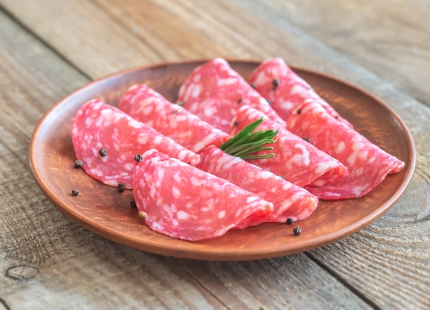 Fette di salame sul piatto