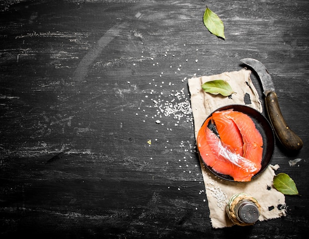 Fette di salmone affumicato con spezie e sale.