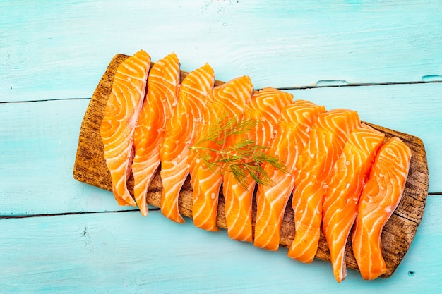 Fette di salmone fresco. Ingrediente per cucinare frutti di mare sani.