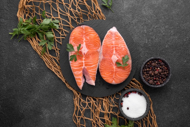 Fette di salmone rosso crudo su rete da pesca