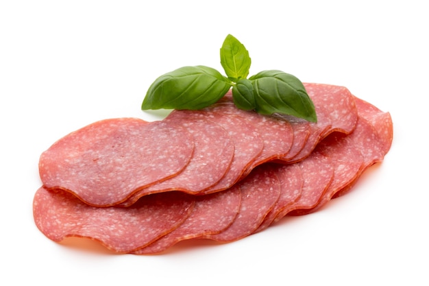 Fette di salsiccia affumicata del salame isolate su bianco