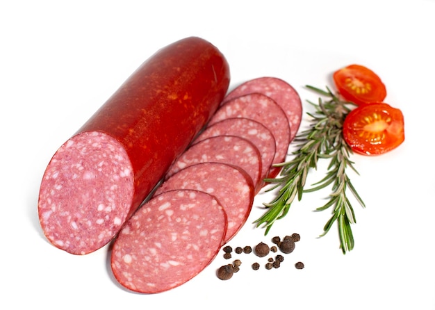 Fette di salsiccia con pomodoro rosmarino Salsiccia semi o mezza affumicata isolata su sfondo bianco Carne