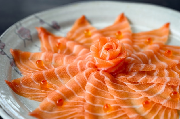 Fette di sashimi di salmone crudo sul piatto