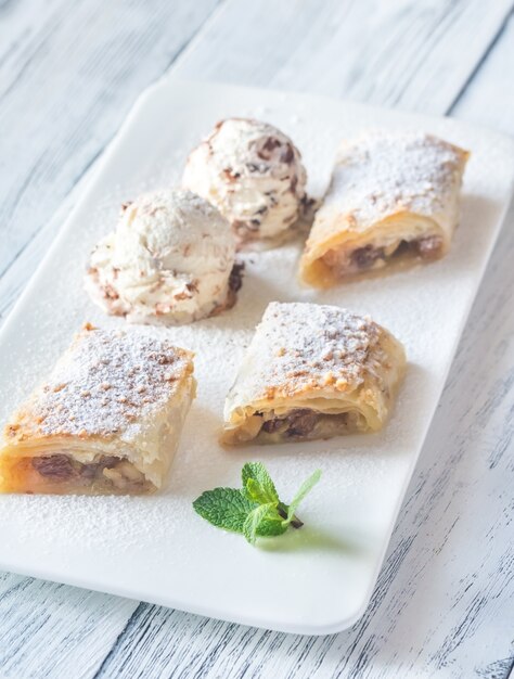 Fette di strudel alle mele sul piatto bianco