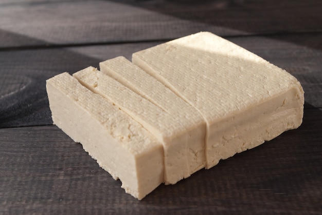 Fette di tofu crudo
