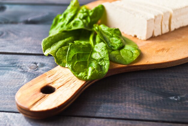 Fette di tofu e spinaci crudi