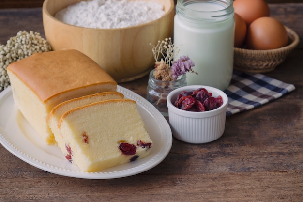 Fette di torta al burro fatta in casa con mirtilli rossi secchi sul piatto bianco