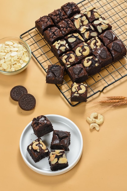 fette di torta al cioccolato brownies in piatto bianco e nero rack di raffreddamento.sfondo marrone.dall'alto