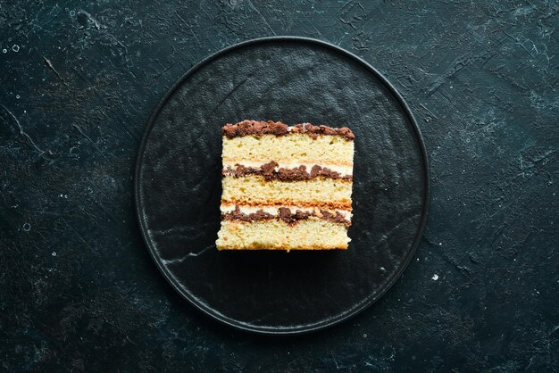 Fette di torta al cioccolato cremosa dolce Dessert su sfondo nero Vista dall'alto