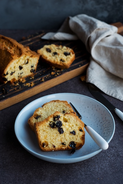 Fette di torta di pane all'uvetta fatta in casa