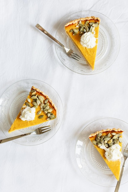 Fette di torta di zucca fresca fatta in casa sulla vista da tavolo bianca