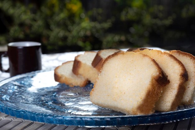 Fette di torta e una tazza di caffè su un piatto ben assemblato su un tavolo