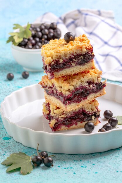 Fette di torta fatta in casa con ripieno di frutti di bosco