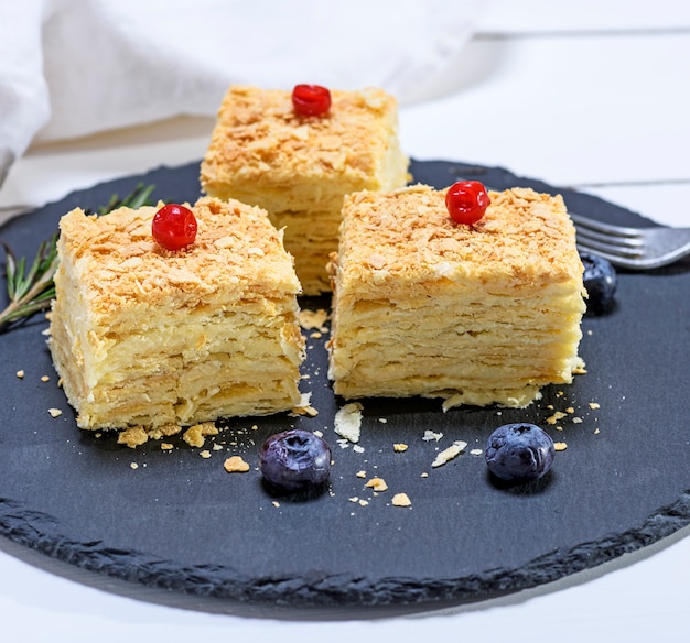 Fette di torta Napoleon fatte di pasta sfoglia con crema pasticcera