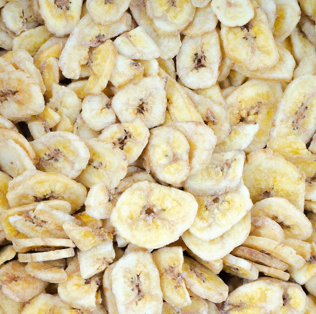 Fette disidratate di banane fresche mature come sfondo