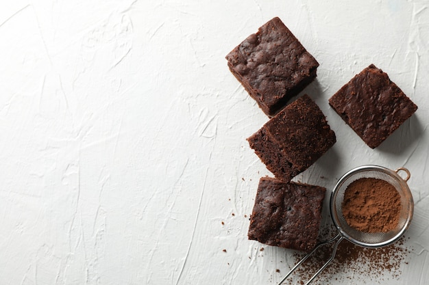 Fette e filtro del dolce di cioccolato su fondo bianco, vista superiore