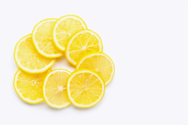 Fette fresche del limone su bianco. Copia spazio