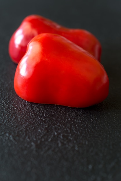 Fette fresche di peperone rosso