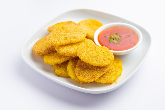 Fette fritte di rava di patate croccanti o spuntini fritti di batatatyache kaap o semola di batata dall'India