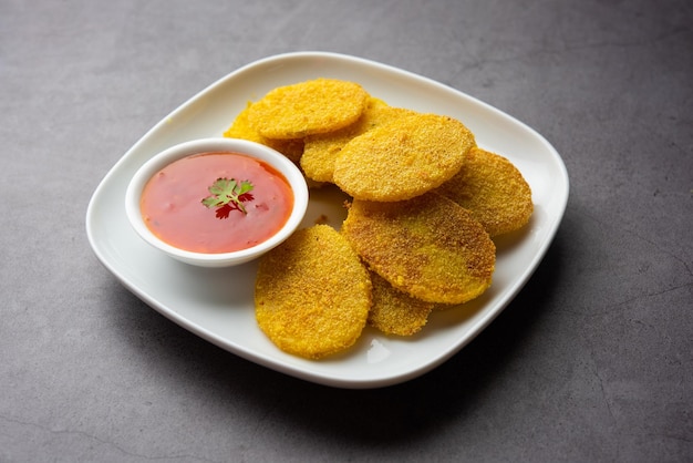 Fette fritte di rava di patate croccanti o spuntini fritti di batatatyache kaap o semola di batata dall'India