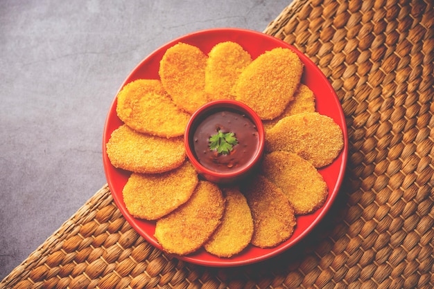 Fette fritte di rava di patate croccanti o spuntini fritti di batatatyache kaap o semola di batata dall'India