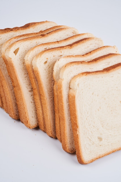 Fette quadrate di pane tostato isolato su sfondo bianco da vicino