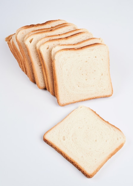 Fette quadrate di pane tostato isolato su sfondo bianco da vicino