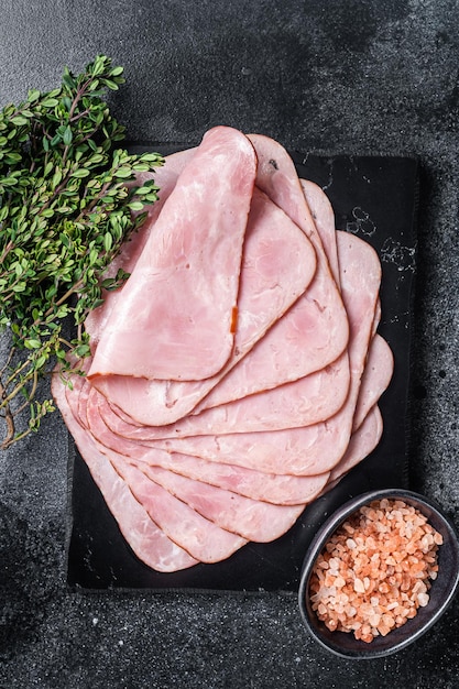 Fette quadre di prosciutto di maiale magro Sfondo nero Vista dall'alto