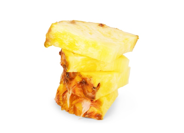 Fette sane di ananas su sfondo bianco