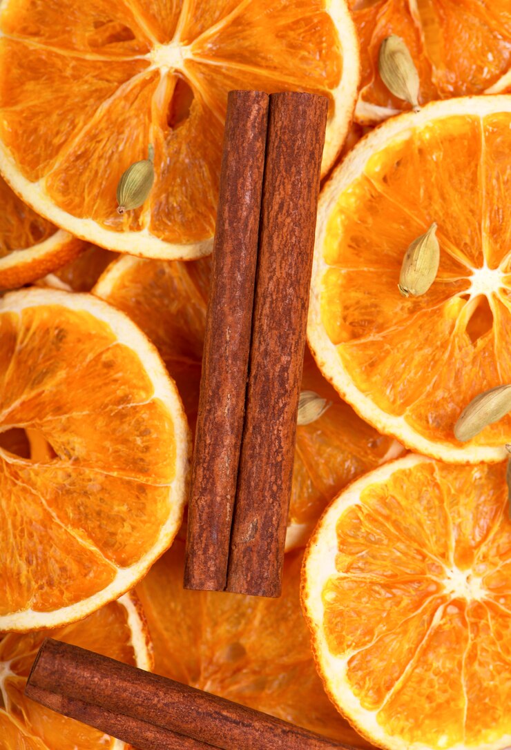 Fette secche di arancia, cannella, chiodi di garofano e cardamomo.