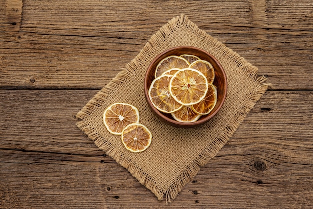 Fette secche di limone in ciotola. Spuntino alla frutta, concetto di mangia sano