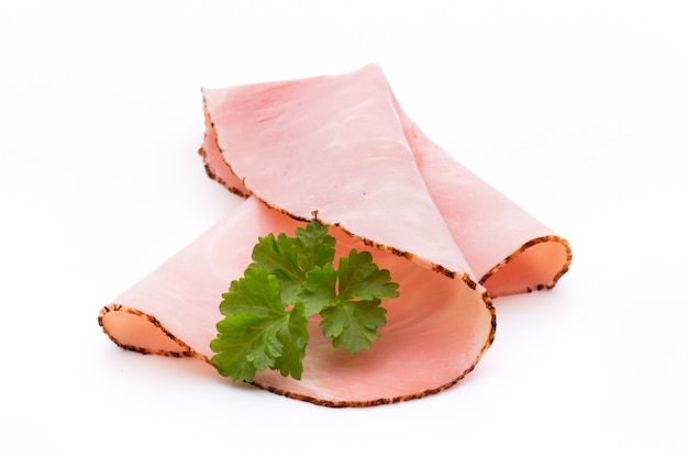 Fette sottili di prosciutto su sfondo bianco