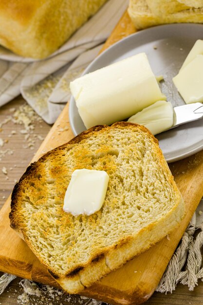 Fette tostate di pane a lievitazione naturale appena sfornato con burro.