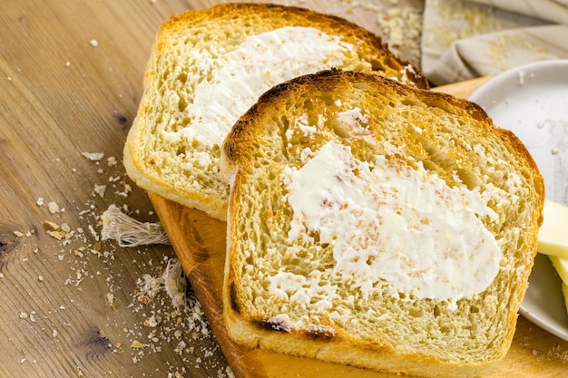 Fette tostate di pane a lievitazione naturale appena sfornato con burro.