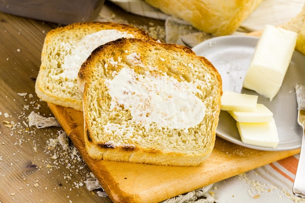 Fette tostate di pane a lievitazione naturale appena sfornato con burro.