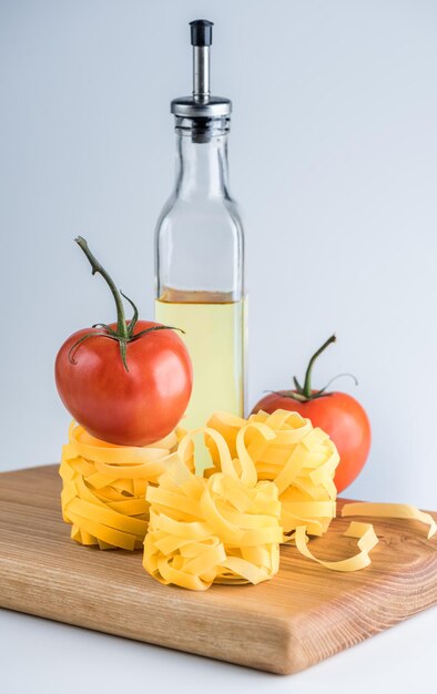 Fettuccine al pomodoro su tagliere