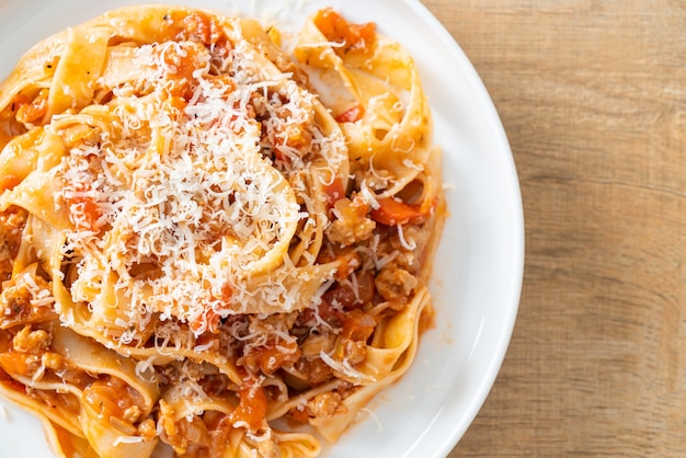 Fettuccine alla bolognese di pasta fatta in casa con formaggio - Italian food style