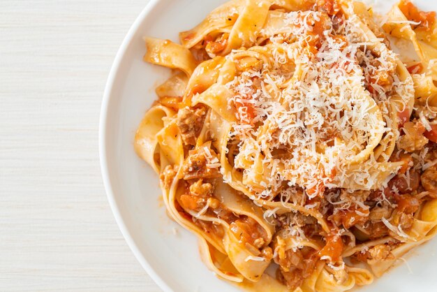 Fettuccine alla bolognese di pasta fatta in casa con formaggio Stile alimentare italiano