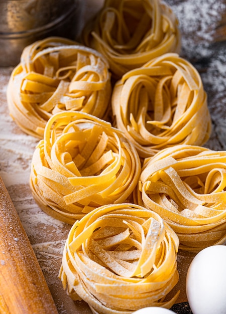 Fettuccine classiche italiane fatte in casa secondo le ricette della tradizione italiana