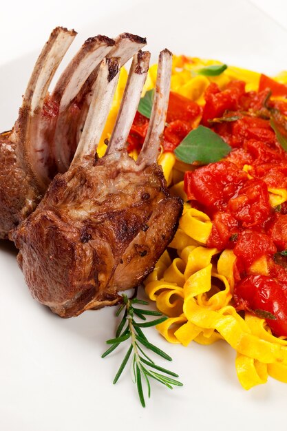 Fettuccine con costoletta di agnello.