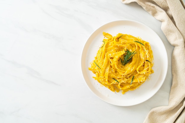 Fettuccine con crema di zucca butternut