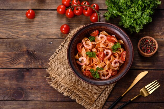 Fettuccine con gamberi, pomodorini, salsa, spezie ed erbe aromatiche