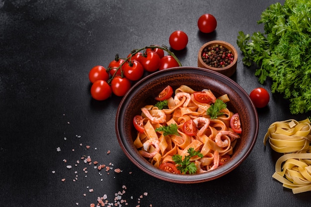 Fettuccine con gamberi, pomodorini, salsa, spezie ed erbe aromatiche