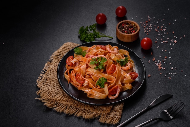 Fettuccine con gamberi, pomodorini, salsa, spezie ed erbe aromatiche