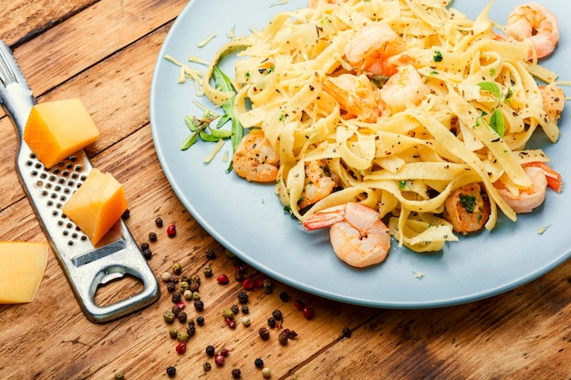 Fettuccine con gamberi su tavola di legno.cibo italiano