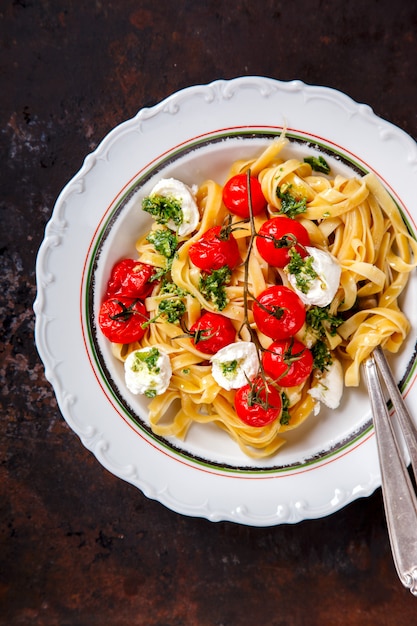 Fettuccine con pomodorini, mozzarella e pesto