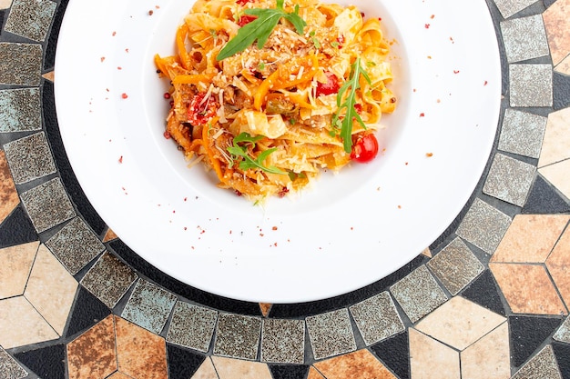 Fettuccine d'anatra con pomodorini in salsa rossa