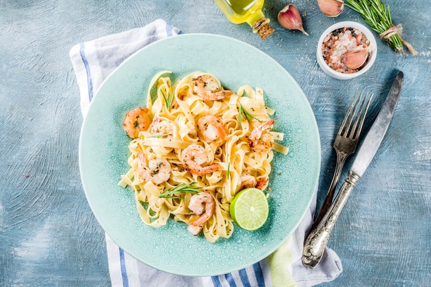 Fettuccine di pasta con gamberi